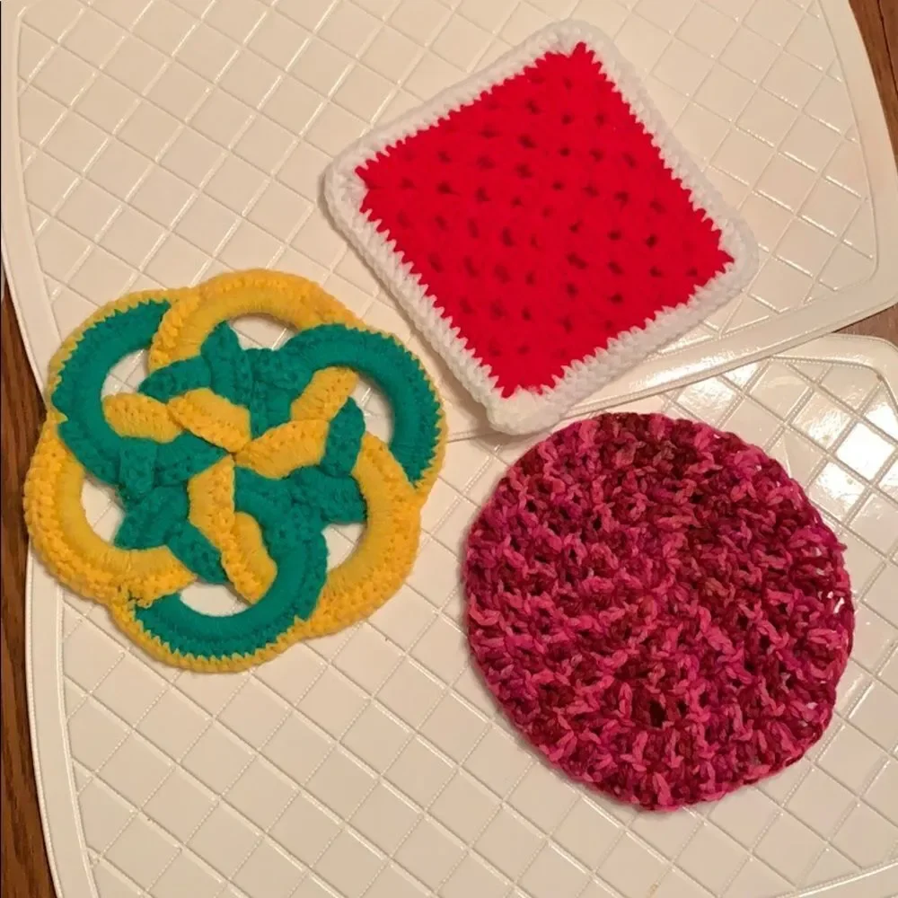 Vtg 3 crocheted yarn trivets/pot holders 🧶‎